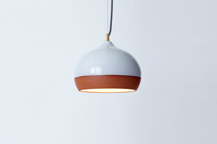 Το κρεμαστό φως είναι το μενταγιόν Terracotta Medium από το Hand and Eye Studio στο Ηνωμένο Βασίλειο.