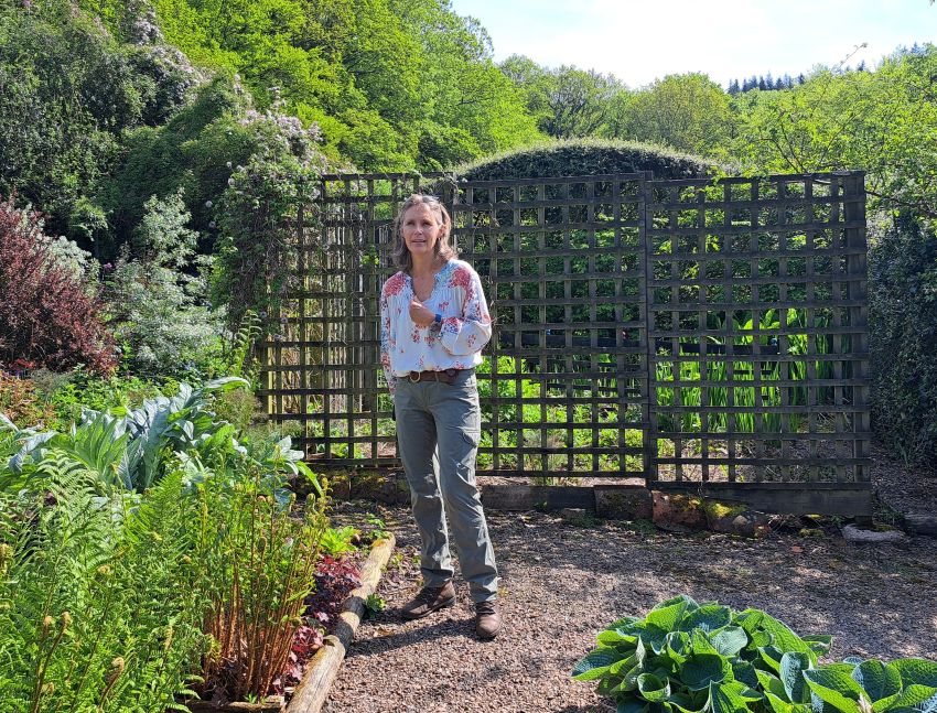 Marianne Wilburn στο Veddw Garden Copyright Anne Wareham