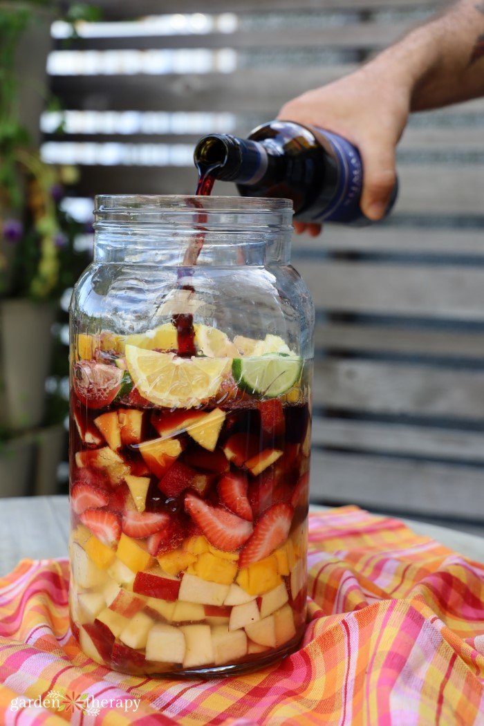 Κάνοντας sangria σε ένα μεγάλο γυάλινο βάζο